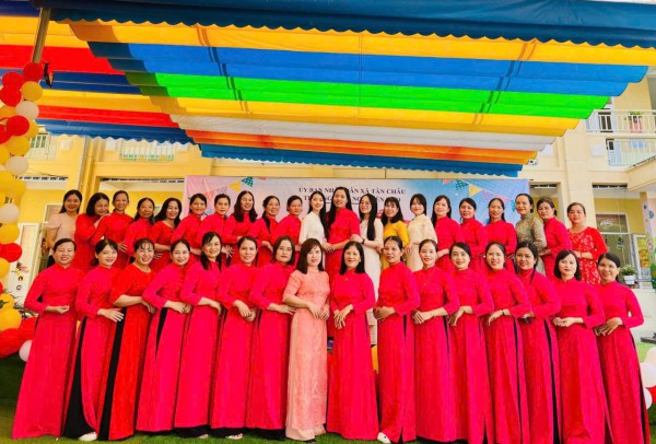 Tập thế CBGVNV nhà trường trong năm học mới 2025-2026