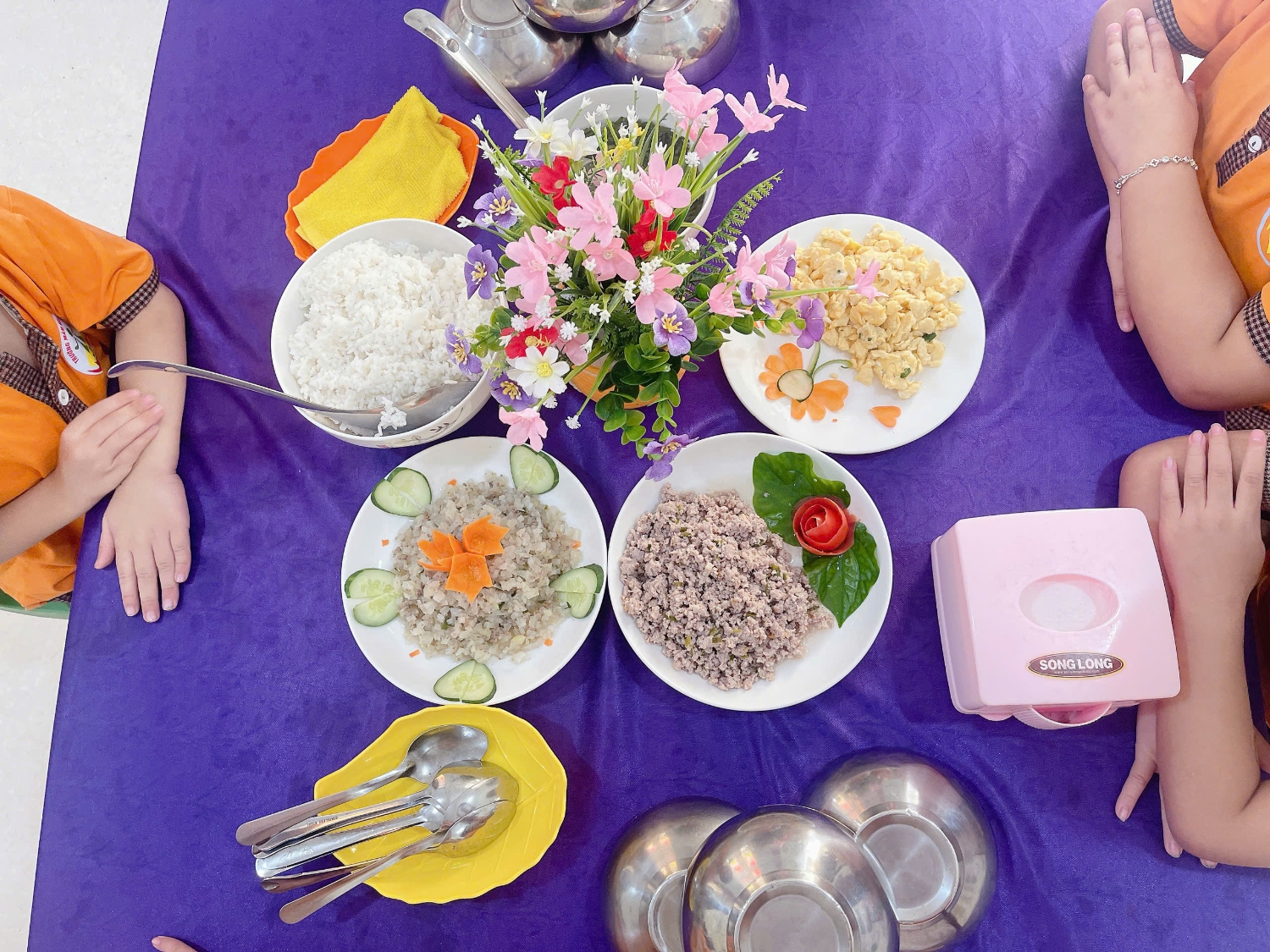 Bữa ăn của trẻ tại trường MN Diễn Thọ