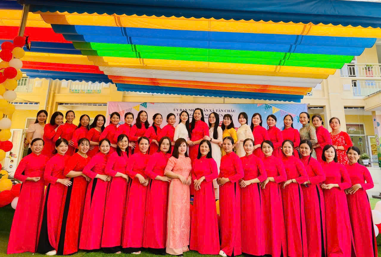 Tập thế CBGVNV nhà trường trong năm học mới 2025-2026